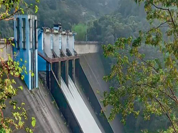 ഇടമലയാര്‍ ഡാമിന്റെ രണ്ട് ഷട്ടറുകള്‍ ഉയര്‍ത്തി;പെരിയാര്‍ നിവാസികള്‍ക്ക്  ജാഗ്രതാ നിര്‍ദ്ദേശം