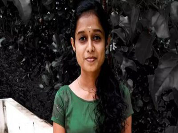 പാലക്കാട് ചിറ്റിലംചേരിയില്‍ യുവതിയെ കഴുത്തുഞെരിച്ച്‌ കൊന്നു