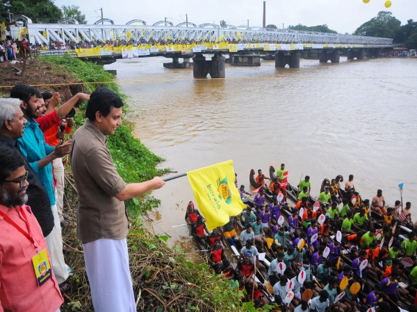 നാടിനെ ത്രസിപ്പിച്ച് ചാലിയാർ വള്ളംകളി