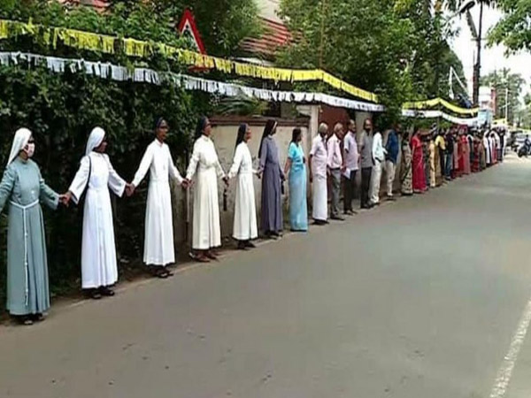 ലത്തീന്‍ സഭ 17 കി.മി മനുഷ്യചങ്ങല തീര്‍ത്തു