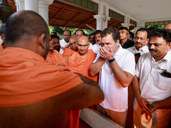 വര്‍ക്കല ശിവഗിരി മഠം സന്ദര്‍ശിച്ച്‌ രാഹുല്‍ ഗാന്ധി