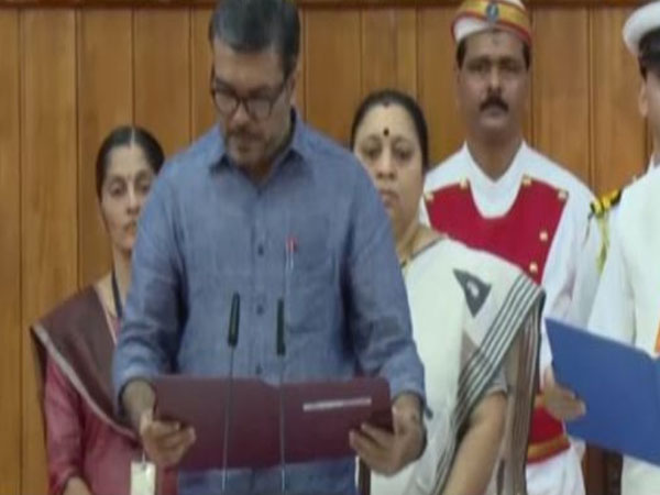 എം ബി രാജേഷ് മന്ത്രിയായി സത്യപ്രതിജ്ഞ ചെയ്ത് അധികാരമേറ്റു