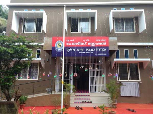 കോടിയേരിക്ക് ആദരാഞ്ജലി അര്‍പ്പിച്ചുകൊണ്ടുള്ള ഫ്ളക്സ് ബോര്‍ഡുകള്‍ നീക്കി; എസ് ഐയ്ക്ക് കണ്ണൂരിലേക്ക് സ്ഥലം മാറ്റം