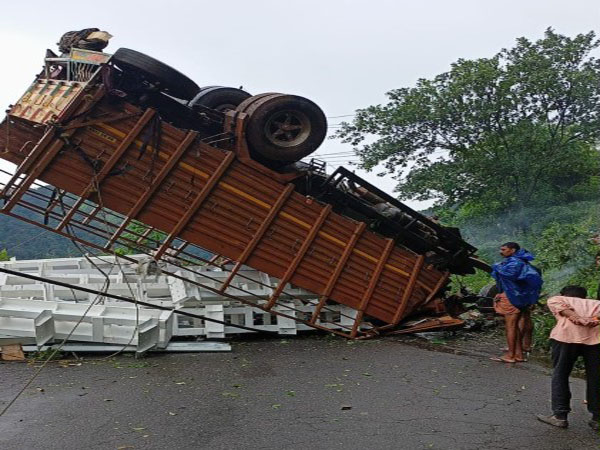 കണ്ണൂരിൽ നിയന്ത്രണംവിട്ട ലോറി തലകീഴായി മറിഞ്ഞ് ഡ്രൈവർ മരിച്ചു