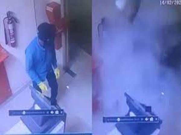 പാലക്കാട്‌ മണ്ണാർക്കാട് പടക്കം പൊട്ടിച്ച് എടിഎം തകർക്കാൻ ശ്രമം