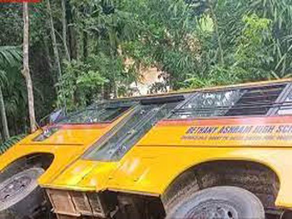 പത്തനംതിട്ടയില്‍ സ്‌കൂള്‍ ബസ് മറിഞ്ഞു രണ്ടുപേര്‍ക്ക് പരിക്ക്