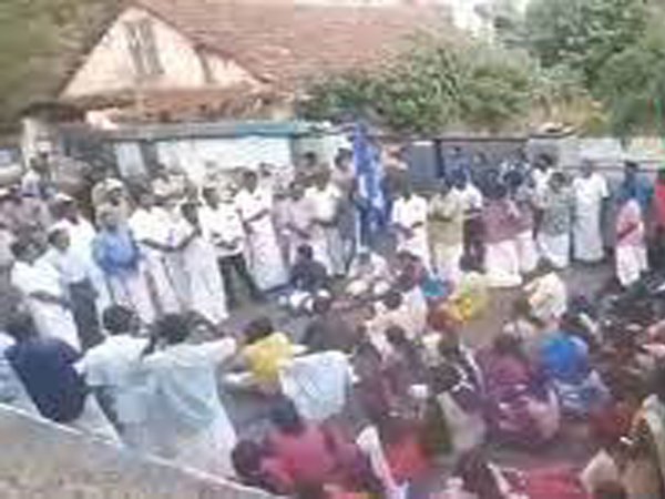 തിരുവല്ല കുടുംബക്കോടതി ജഡ്ജിയുടെ കാര്‍ തല്ലിത്തകര്‍ത്ത സംഭവത്തില്‍ ബാർ അസോസിയേഷൻ കോടതിക്കു മുമ്പിൽ പ്രതിഷേധിച്ചു