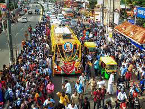 ഉമ്മന്‍ചാണ്ടിയുടെ ഭൗതികശരീരവുമായുള്ള വിലാപയാത്ര കോട്ടയം തിരുവല്ലയില്‍