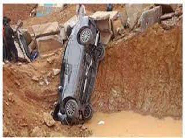 തിരുവനന്തപുരം കടയ്ക്കാവൂരിൽ റോഡ് നിർമ്മാണത്തിനെടുത്ത കുഴിയിലേക്ക് കാർ മറിഞ്ഞ് യുവാവ് മരിച്ചു