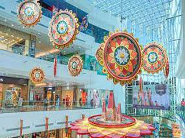 കൊച്ചി ലുലു മാളിൽ സന്ദർശകർക്കായി തയ്യാറാക്കിയ ഹാങ്ങിങ് പൂക്കളം വേൾഡ് റെക്കോർഡിൽ ഇടംപിടിച്ചു