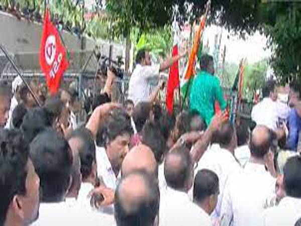 കൊല്ലത്ത് കെ.ബി ഗണേഷ് കുമാർ എംഎൽഎയുടെ ഓഫീസിലേക്ക് യുഡിഎഫ് മാർച്ച്