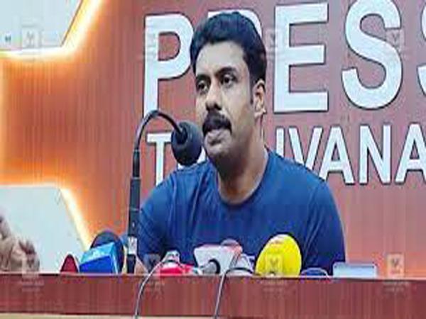 ഉമ്മന്‍ചാണ്ടിക്കെതിരായ ഗൂഡാലോചന നടത്തിയത് ഗണേശ് കുമാറും, പ്രദീപും, ശരണ്യാ മനോജും ചേര്‍ന്നാണെന്ന് ഫെനി ബാലകൃഷ്ണന്‍