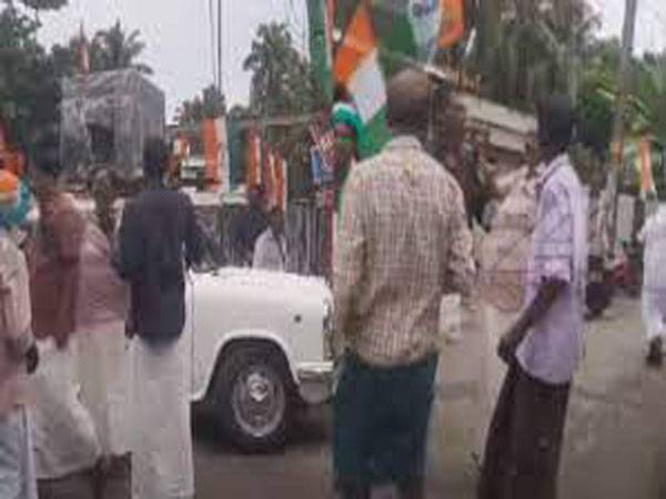 കൊല്ലം കരുനാഗപ്പള്ളിയിൽ കോൺഗ്രസ് പ്രവർത്തകർ തെരുവിൽ ഏറ്റുമുട്ടി