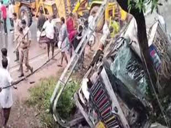 പാലക്കാട് ബസ് കാത്തുനിന്ന വിദ്യാര്‍ത്ഥികള്‍ക്കിടയിലേക്ക് ലോറി പാഞ്ഞുകയറി രണ്ട് കുട്ടികള്‍ക്ക് ദാരുണാന്ത്യം