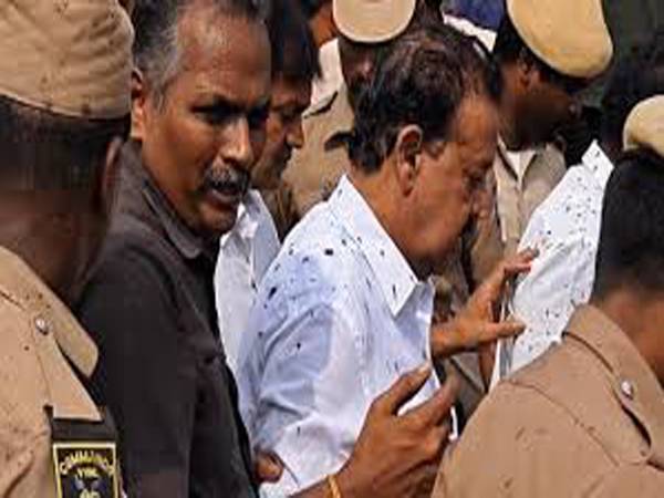 മഴക്കെടുതി വിലയിരുത്തുന്നതിനിടെ   മന്ത്രി കെ പൊന്‍മുടിക്ക് നേരെ ചെളിയെറിഞ്ഞു ജനങ്ങളുടെ പ്രതിഷേധം