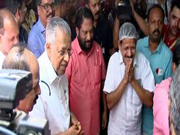 കലോത്സവ വേദിയിലെ ഊട്ടുപുര സന്ദർശിച്ച് മുഖ്യമന്ത്രി പിണറായി വിജയൻ