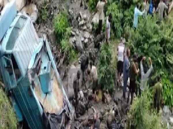 സൈനിക വാഹനം കൊക്കയിലേക്ക് മറിഞ്ഞു; മൂന്ന് സി ആര്‍ പി എഫ് ജവാന്മാര്‍ക്ക് ജീവന്‍ നഷ്ടമായി