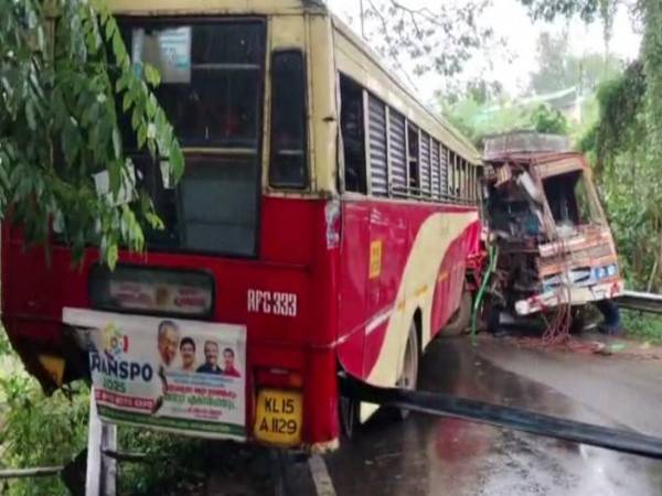 തിരുവനന്തപുരത്ത് കെഎസ്ആര്‍ടിസി ബസ്സും ലോറിയും കൂട്ടിയിടിച്ച് അപകടം; ഡ്രൈവര്‍മാര്‍ക്ക് ഗുരുതര പരുക്ക്