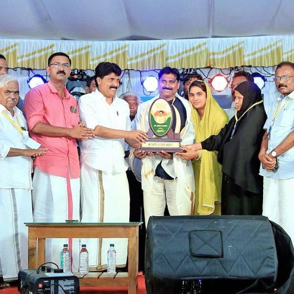 വൈത്തിരി ഗ്രാമോത്സവം 2025-ൽ ഫുട്ബോൾ ഗ്രൗണ്ടിന്റെ സ്വപ്നം യാഥാർത്ഥ്യത്തിലേക്ക് എത്തിച്ച ഹണി മ്യൂസിയം ഫൗണ്ടർ ഉസ്മാൻ മദാരിയുടെ മഹത്തായ സംഭാവനയ്ക്ക് ജന്മ നാടിന്റെ ആദരം