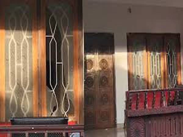 കണ്ണൂരില്‍ ബിജെപി നേതാവിന്റെ വീടിന് നേരെ ബോംബേറ്; ജനല്‍ ചില്ലുകള്‍ തകര്‍ന്നു