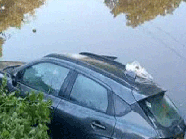 വൈക്കത്ത് കാര്‍ കനാലിലേക്ക് മറിഞ്ഞ് ഡോക്ടര്‍ മരിച്ചു