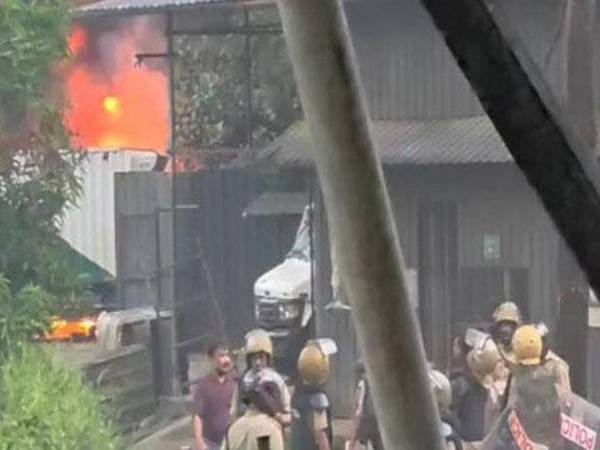 കട്ടിപ്പാറയിലെ ഫ്രഷ് കട്ട് അറവ് മാലിന്യ സംസ്‌കരണ കേന്ദ്രത്തിലെ സംഘര്‍ഷം; 321 പേര്‍ക്കെതിരെ കേസ്
