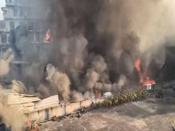 കൊല്‍ക്കത്ത എസ്ര സ്ട്രീറ്റില്‍ വന്‍ തീപിടിത്തം; 300 കടകള്‍ കത്തിനശിച്ചു