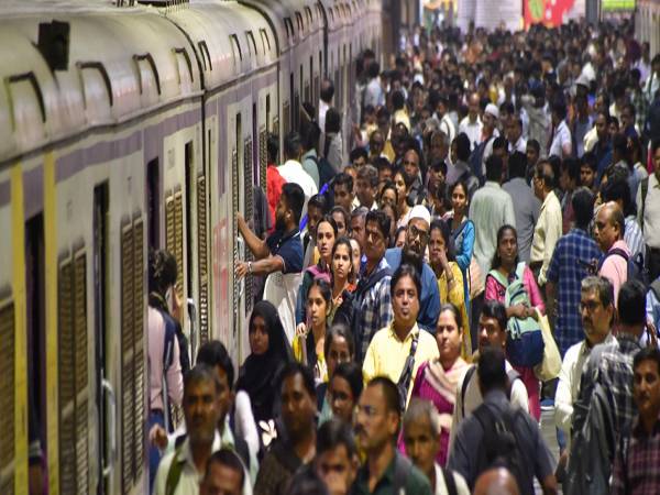 ട്രാക്കിലൂടെ നടക്കുകയായിരുന്ന യാത്രക്കാരെ ട്രെയിൻ ഇടിച്ചു തെറിപ്പിച്ചു; മുംബൈയിൽ 2 പേർക്ക് ദാരുണാന്ത്യം