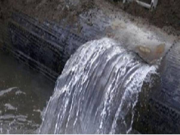 കോഴിക്കോട് ജല അതോറിറ്റിയുടെ പൈപ്പ് പൊട്ടി; വീടുകളിലും വ്യാപാര സ്ഥാപനങ്ങളിലും വെള്ളം കയറി