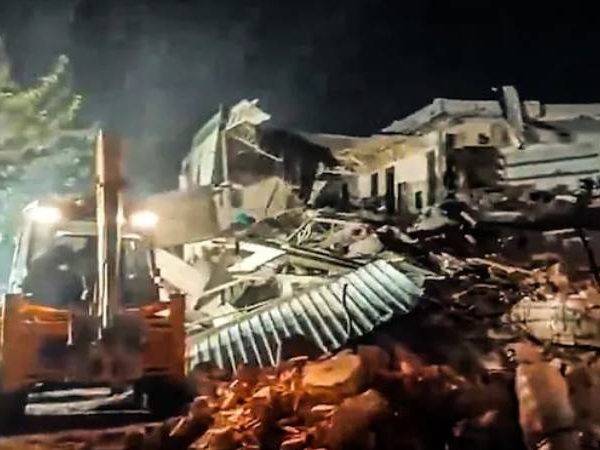 ഡൽഹി തുർക്ക് മാൻ ഗേറ്റിൽ അർദ്ധ രാത്രിയിൽ ഒഴിപ്പിക്കൽ:അഞ്ച് പോലീസുകാർക്ക് പരുക്ക്