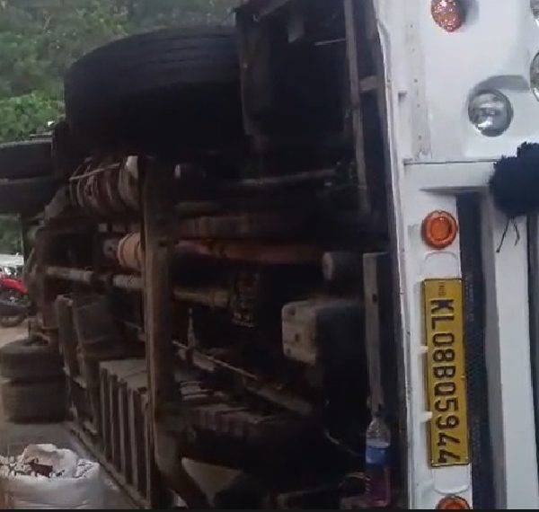 കരിങ്കുന്നത്തിന് സമീപം ശബരിമല തീർത്ഥാടകർ സഞ്ചരിച്ചിരുന്ന ബസ് നിയന്ത്രണം വിട്ട് മറിഞ്ഞ് 12 പേർക്ക് പരിക്ക്