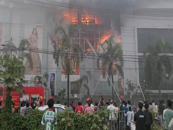 കോഴിക്കോട്ടെ ജയലക്ഷ്മി ടെക്‌സ്റ്റൈല്‍സില്‍ വന്‍തീപിടിത്തം; ജീവനക്കാരെ ഒഴിപ്പിച്ചു, രക്ഷാപ്രവര്‍ത്തനം