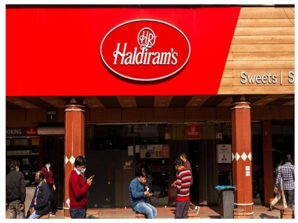 കാലാവധി കഴിഞ്ഞ ഭക്ഷ്യവസ്തുക്കള്‍ വിറ്റു; ഹല്‍ദിറാം ഹൈദരാബാദ് ഔട്ട്‌ലെറ്റിനെതിരെ കേസ്