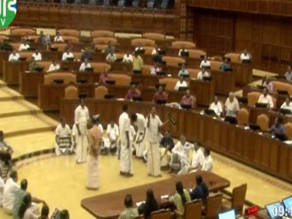 തന്ത്രിയെ അറസ്റ്റ് ചെയ്തതില്‍ പ്രതിഷേധം; സഭ ബഹിഷ്‌കരിച്ച് പ്രതിപക്ഷം