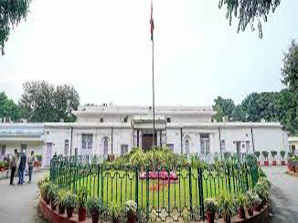 പഴയ ആസ്ഥാനമന്ദിരങ്ങൾ ഒഴിയണം എന്നാവശ്യപ്പെട്ട് കോൺഗ്രസിനും യൂത്ത് കോൺഗ്രസിനും നോട്ടീസ്