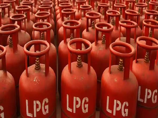 എല്‍പിജിക്ഷാമം രൂക്ഷമായതിനെത്തുടർന്ന് വിവിധ നഗരങ്ങളിലെ ഹോട്ടലുകള്‍ അടച്ചു തുടങ്ങി