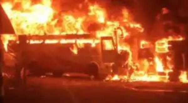 ആന്ധ്രാപ്രദേശിൽ ബസും ടിപ്പർ ലോറിയും കൂട്ടിയിടിച്ച്‌ തീപിടിച്ച് 12 മരണം