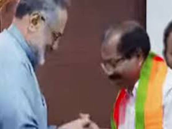 കെപിസിസി സെക്രട്ടറി തൊടിയൂർ രാമചന്ദ്രൻ ബിജെപിയിൽ സ്വീകരിച്ചു