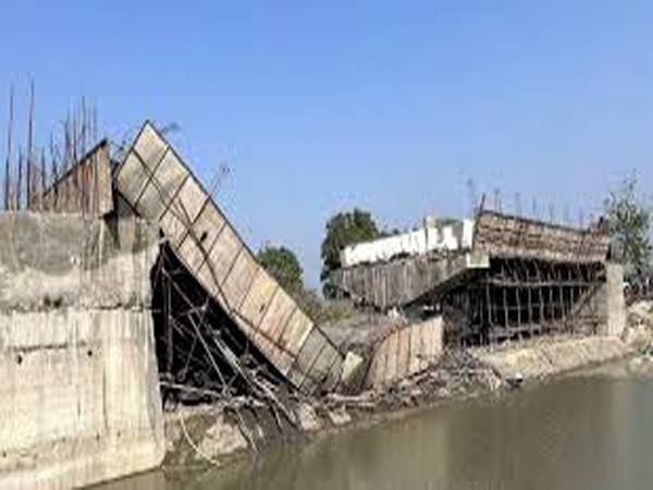 ബീഹാറില്‍ നിര്‍മ്മാണത്തിലിരുന്ന ആര്‍.സി.സി പാലം പൊളിഞ്ഞുവീണു