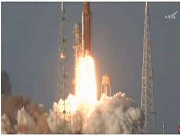 നുഷ്യനെ വീണ്ടും ചന്ദ്രനിലെത്തിക്കുന്നതിന് ആര്‍ട്ടെമിസ് 2 കുതിച്ചുയര്‍ന്നു