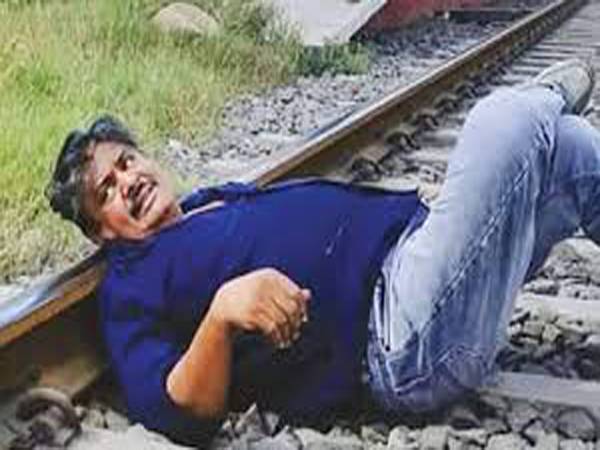 റെയില്‍വേ ട്രാക്കില്‍ തലവെച്ച് കിടന്ന സംഭവത്തില്‍ മന്‍സൂര്‍ അലിഖാനെതിരെ കേസ്