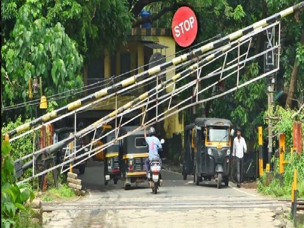 റെയിൽവേ ഗേറ്റ് അടയ്ക്കുന്നതിനിടെ വാഹനം ഓടിച്ചുകയറ്റുന്ന ഡ്രൈവർമാരുടെ ലൈസൻസ് സസ്‌പെൻഡ് ചെയ്യും