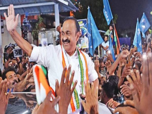 സതീശനെ മുഖ്യമന്ത്രി ആക്കണം; പ്രവർത്തകർ തെരുവിൽ